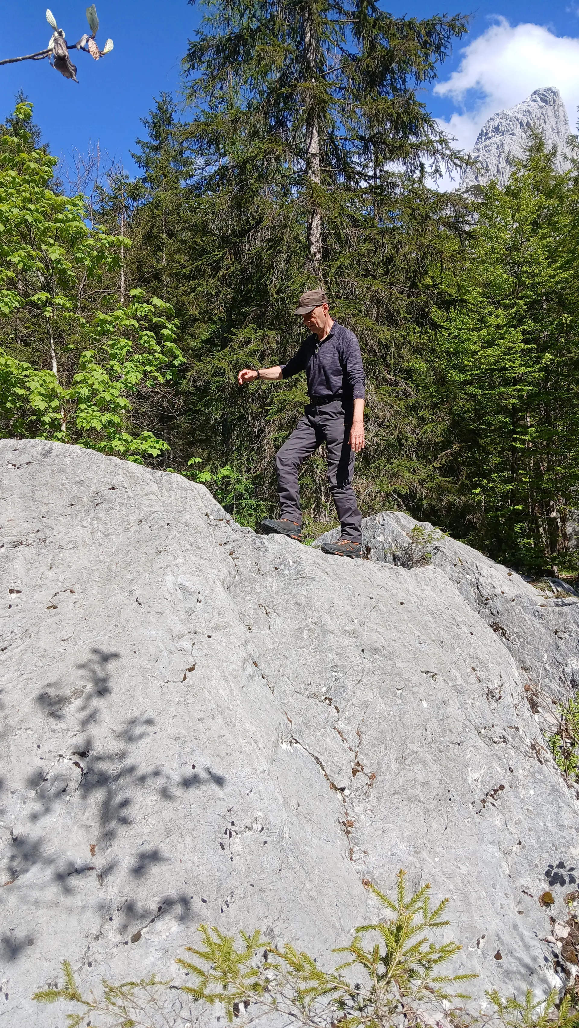 Ein Wanderer auf einem Felsblock | © Gerhild Schiller