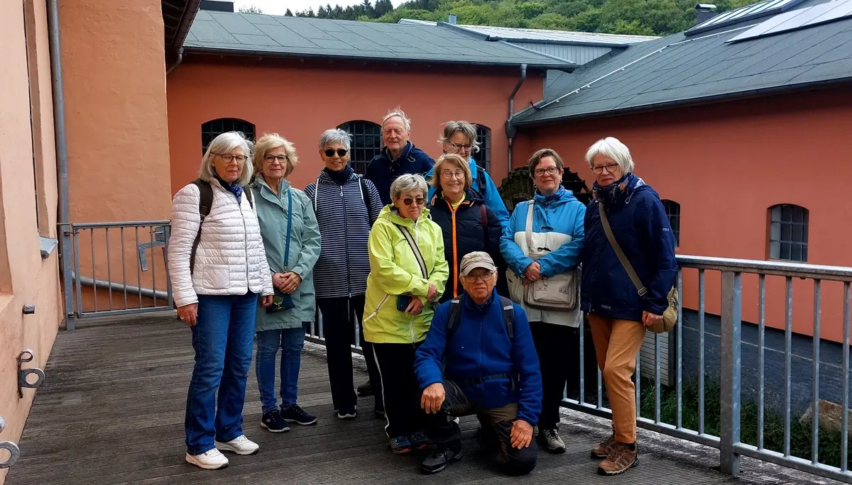Eine Gruppe Wanderer vor der Kupfermühle | © Claudia Behnke