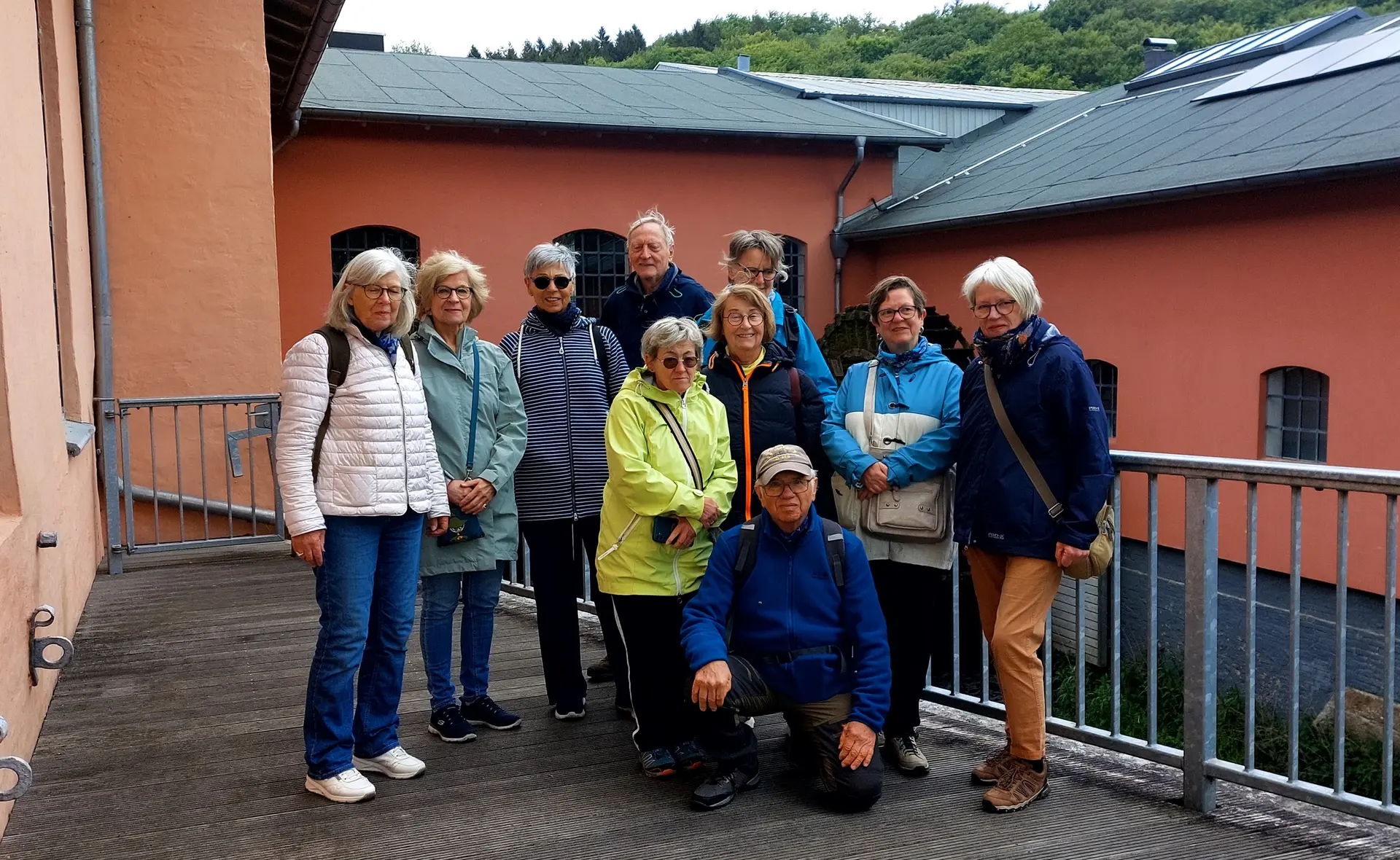 Eine Gruppe Wanderer vor der Kupfermühle | © Claudia Behnke