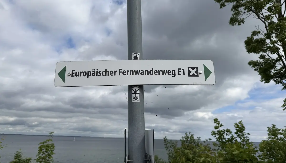Wegweiser des E1 an der Ostseeküste | © Kai Vermehren