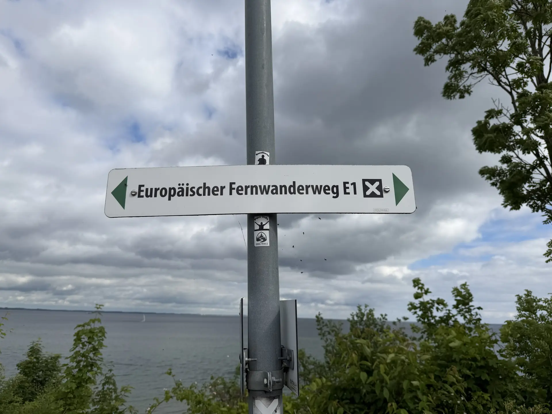 Wegweiser des E1 an der Ostseeküste | © Kai Vermehren