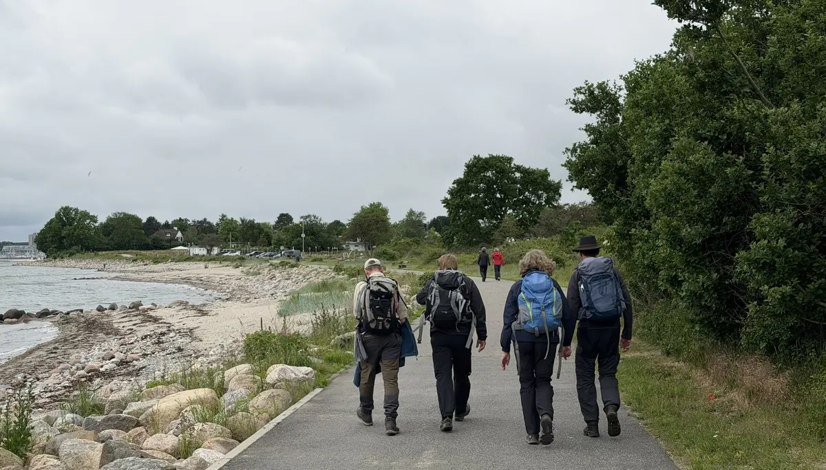 Wandernde an der Ostseeküste bei Bülk | © Kai Vermehren