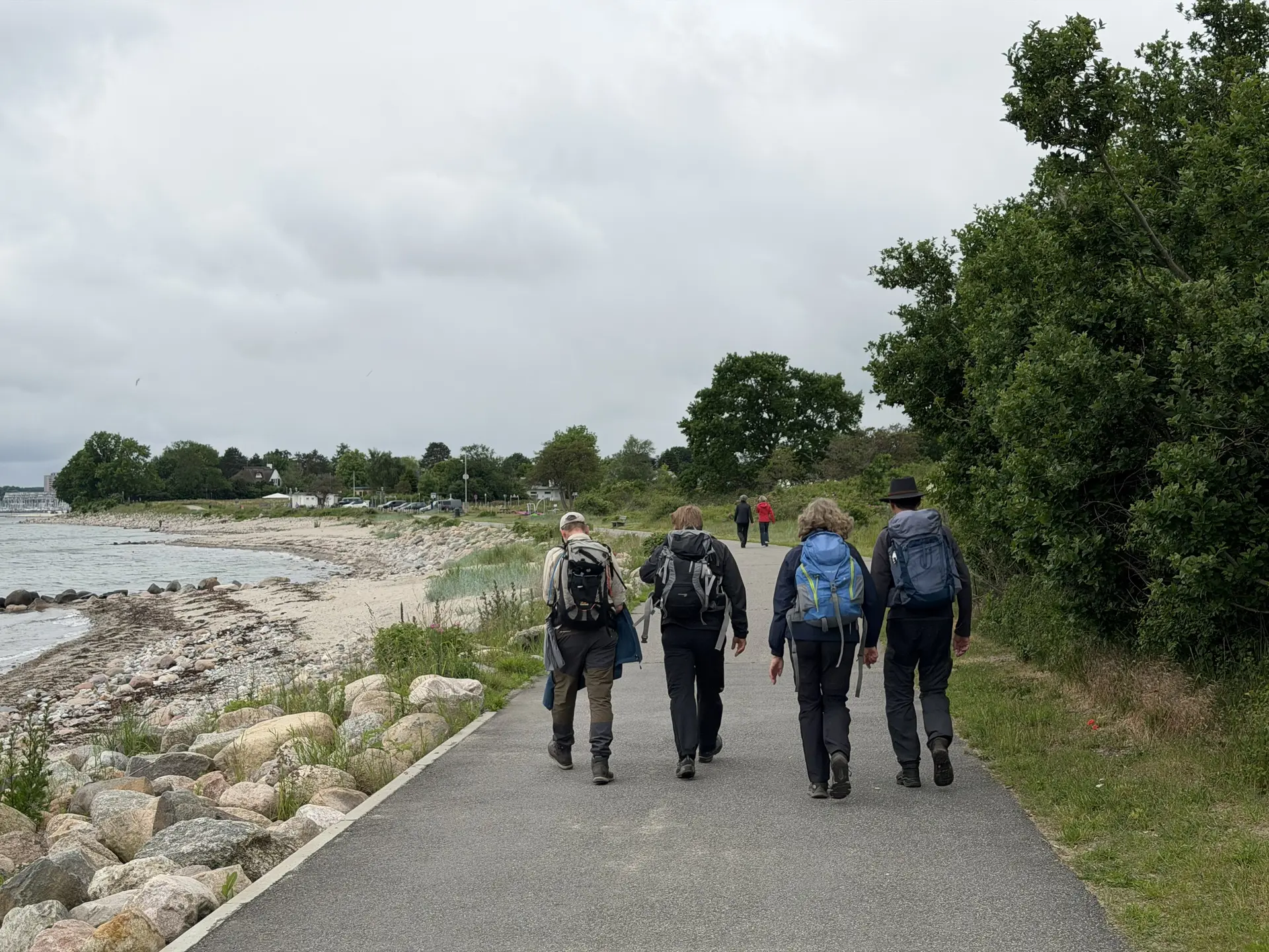 Wandernde an der Ostseeküste bei Bülk | © Kai Vermehren