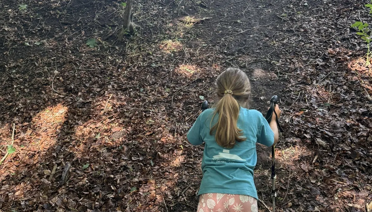 Mehrere Kinder gehen einen steilen Hang hinauf | © Gerhild Schiller