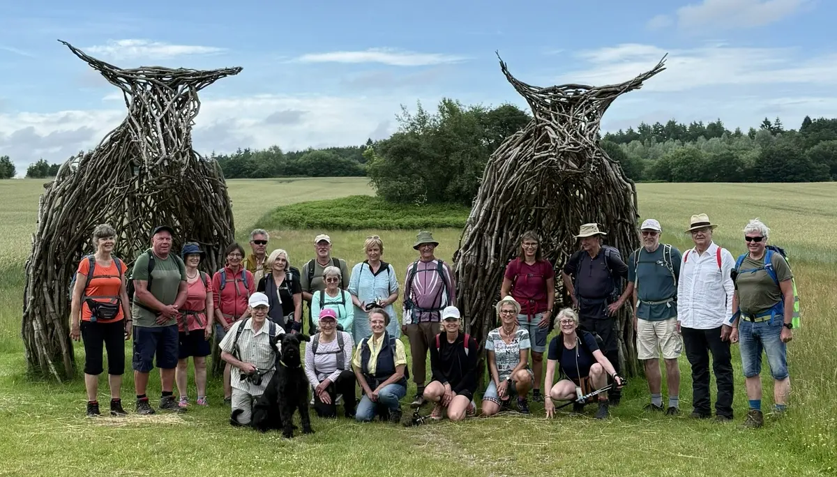 Wandergruppe vor Skulpturen zweier Ochsen | © Gerhild Schiller