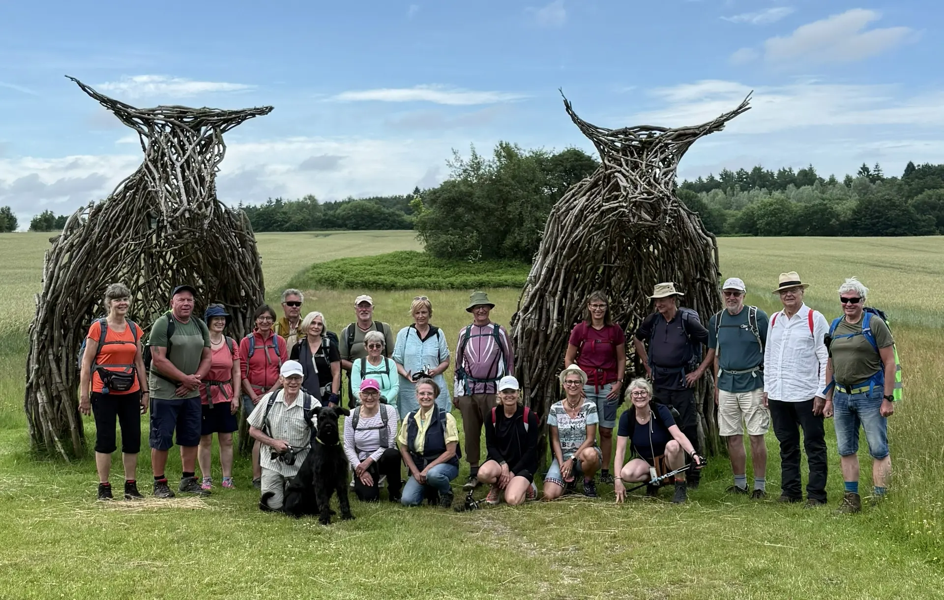 Wandergruppe vor Skulpturen zweier Ochsen | © Gerhild Schiller