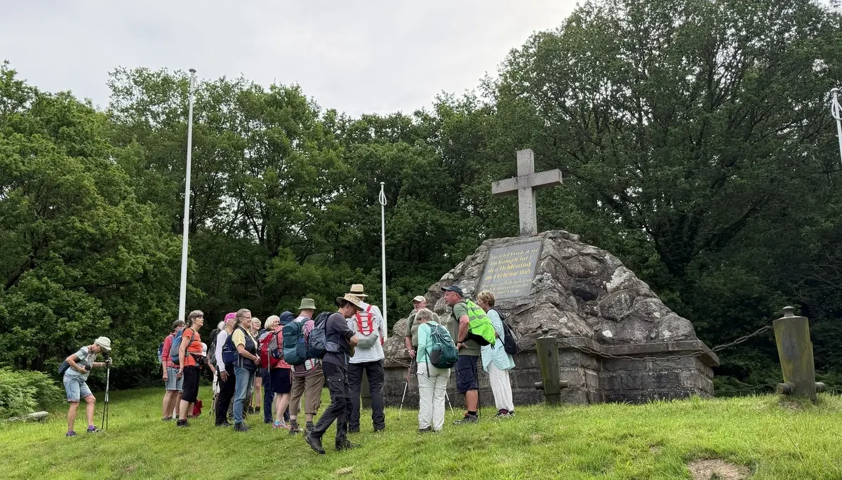 Wandergruppe vor einem Denkmal in Oeversee | © Kai Vermehren