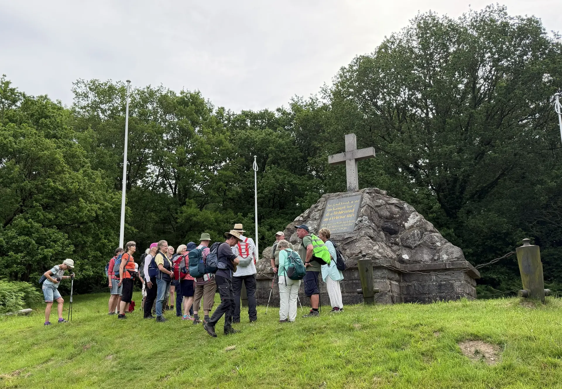 Wandergruppe vor einem Denkmal in Oeversee | © Kai Vermehren