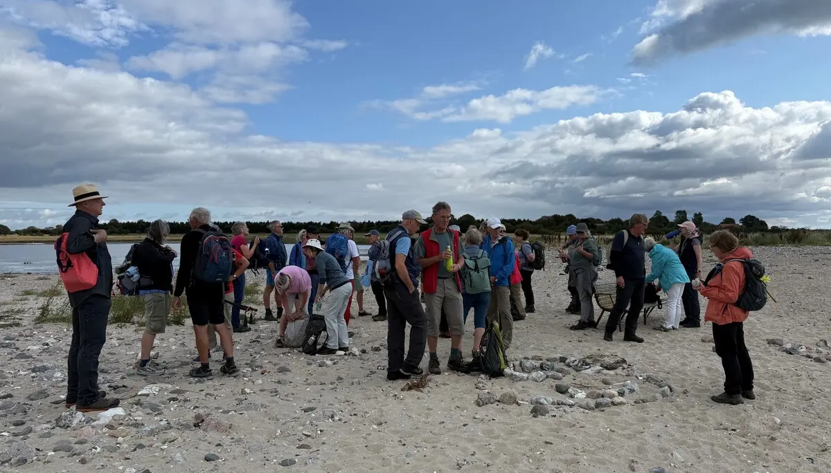 Eine Gruppe Wanderer am Strand von Gammelbrovej | © Gerhild Schiller