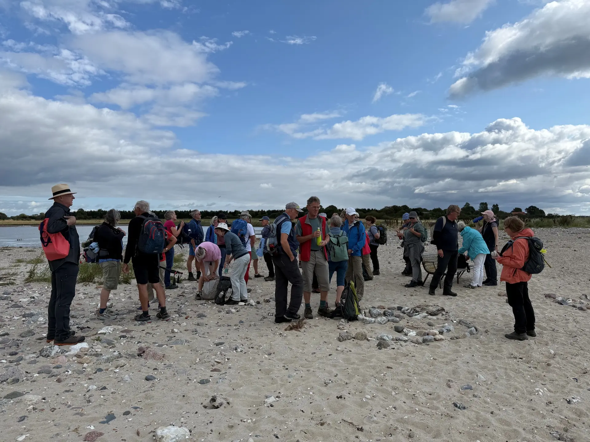 Eine Gruppe Wanderer am Strand von Gammelbrovej | © Gerhild Schiller