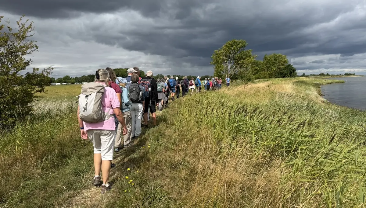 Eine große Gruppe Wanderer am Strand von Aaro | © Gerhild Schiller