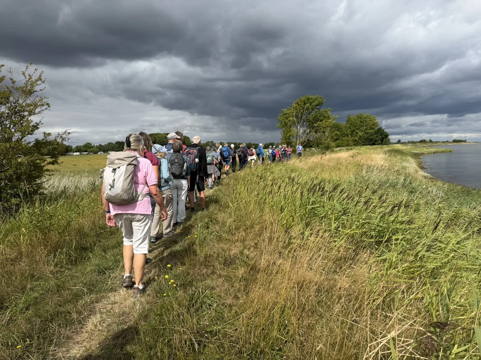 Eine große Gruppe Wanderer am Strand von Aaro | © Gerhild Schiller