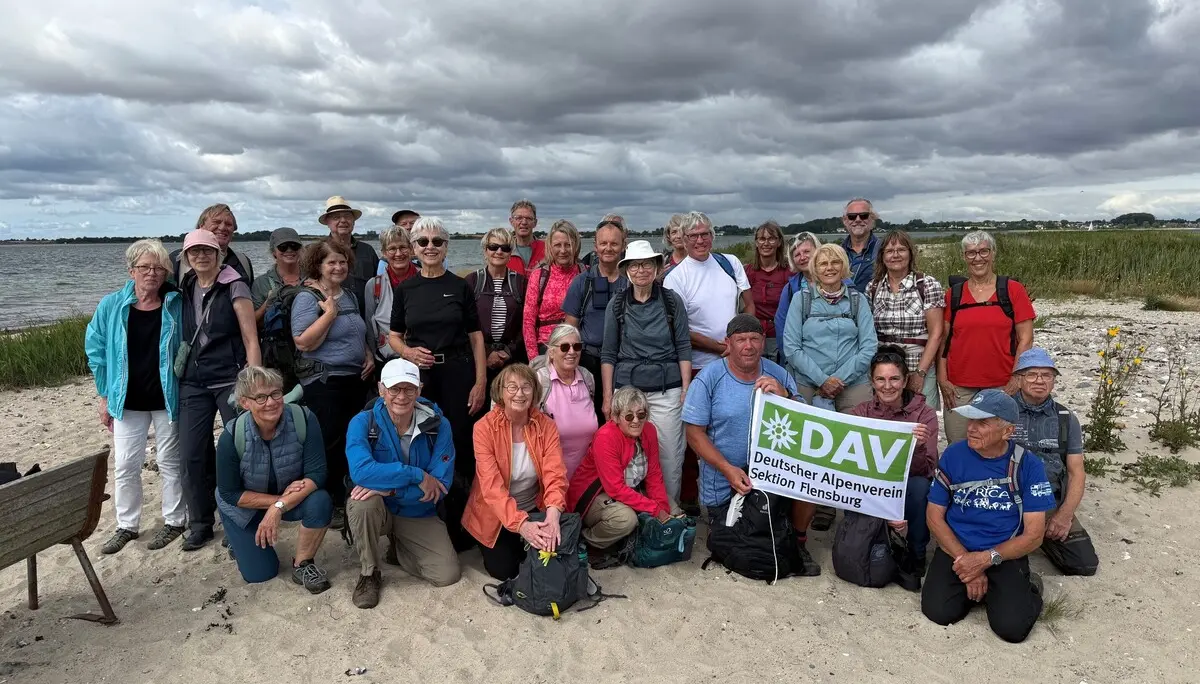 Eine Gruppe Wanderer auf dem Deich an der Ostküste von Aarp | © Gerhild Schiller