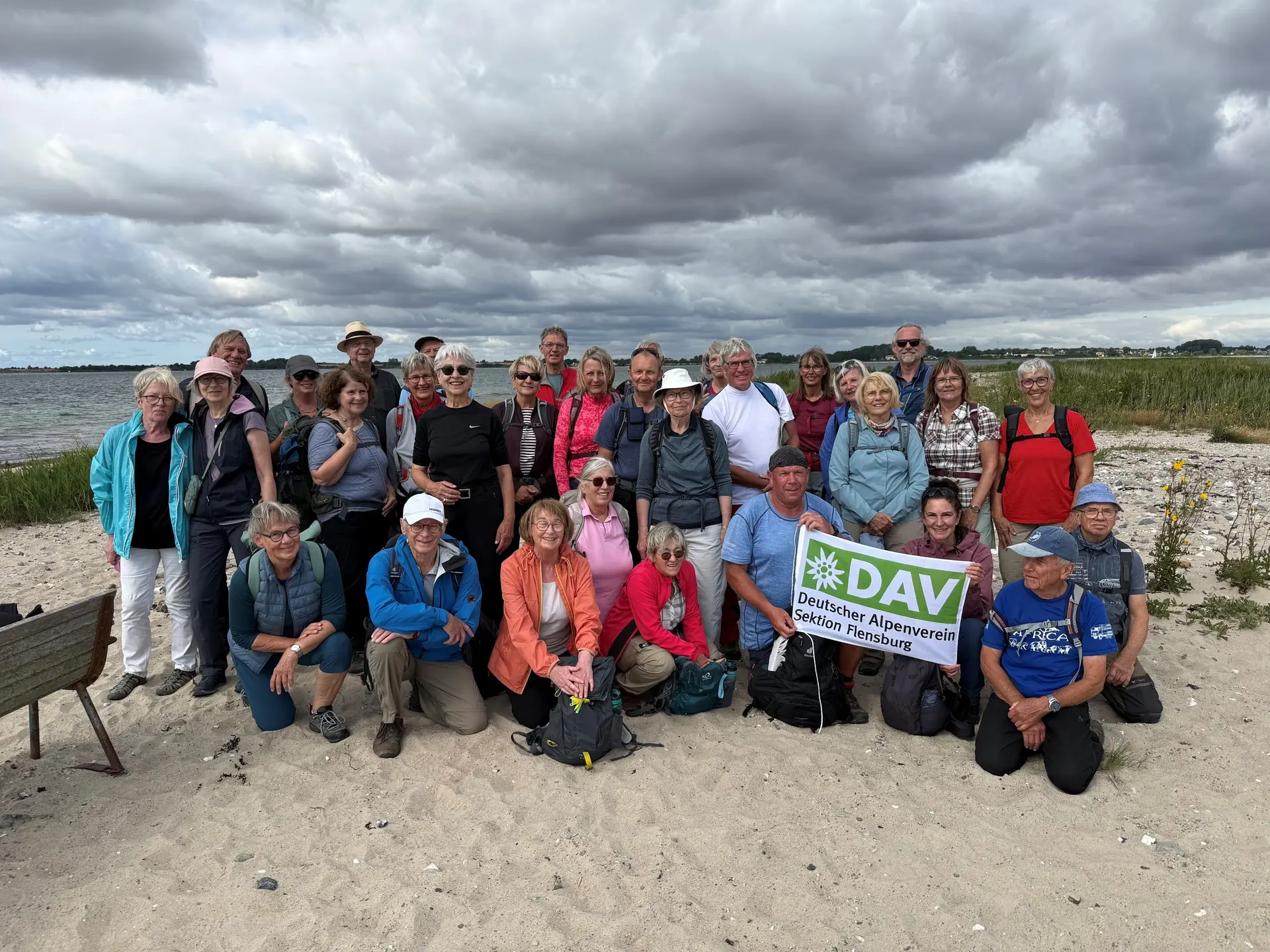 Eine Gruppe Wanderer auf dem Deich an der Ostküste von Aarp | © Gerhild Schiller