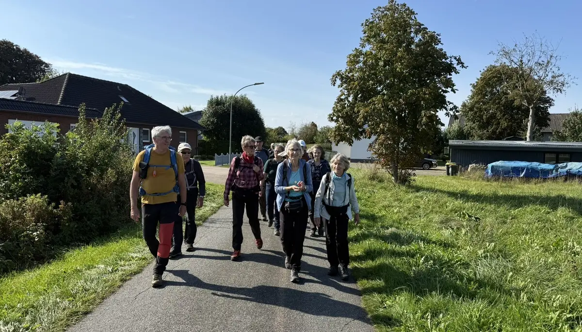 Eine Gruppe Wanderer auf einem Weg | © Gerhild Schiller