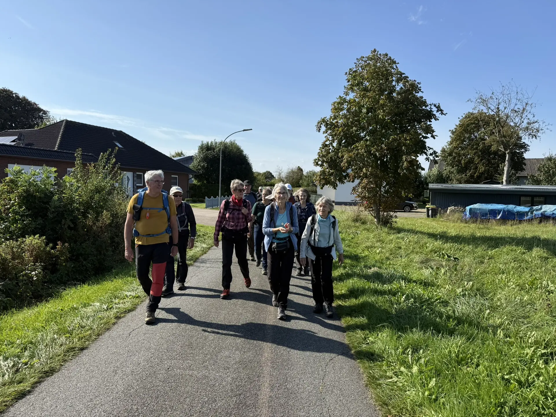Eine Gruppe Wanderer auf einem Weg | © Gerhild Schiller