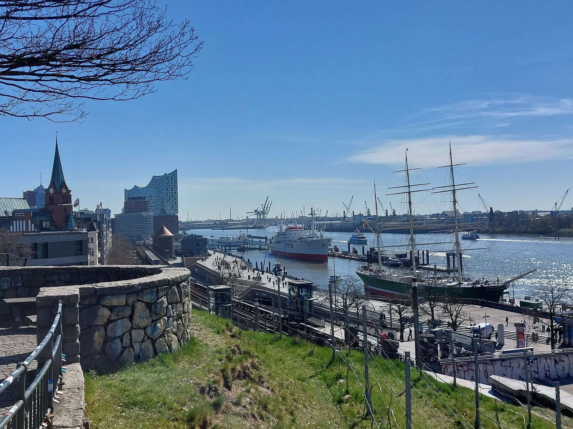 Blick über den Hamburger Hafen zur Elbphilharmonie | © Rosi Gerlich
