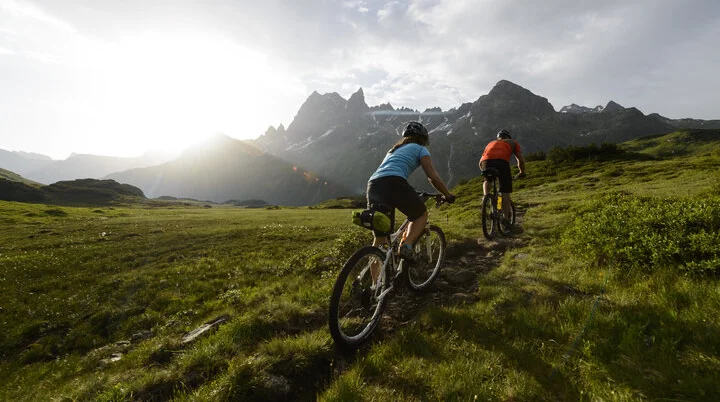 Mountainbiken in den Bergen | © DAV/Wolfgang Ehn Zwei Mountainbiker*innen auf einem Trail in den Bergen. | © DAV/Wolfgang Ehn