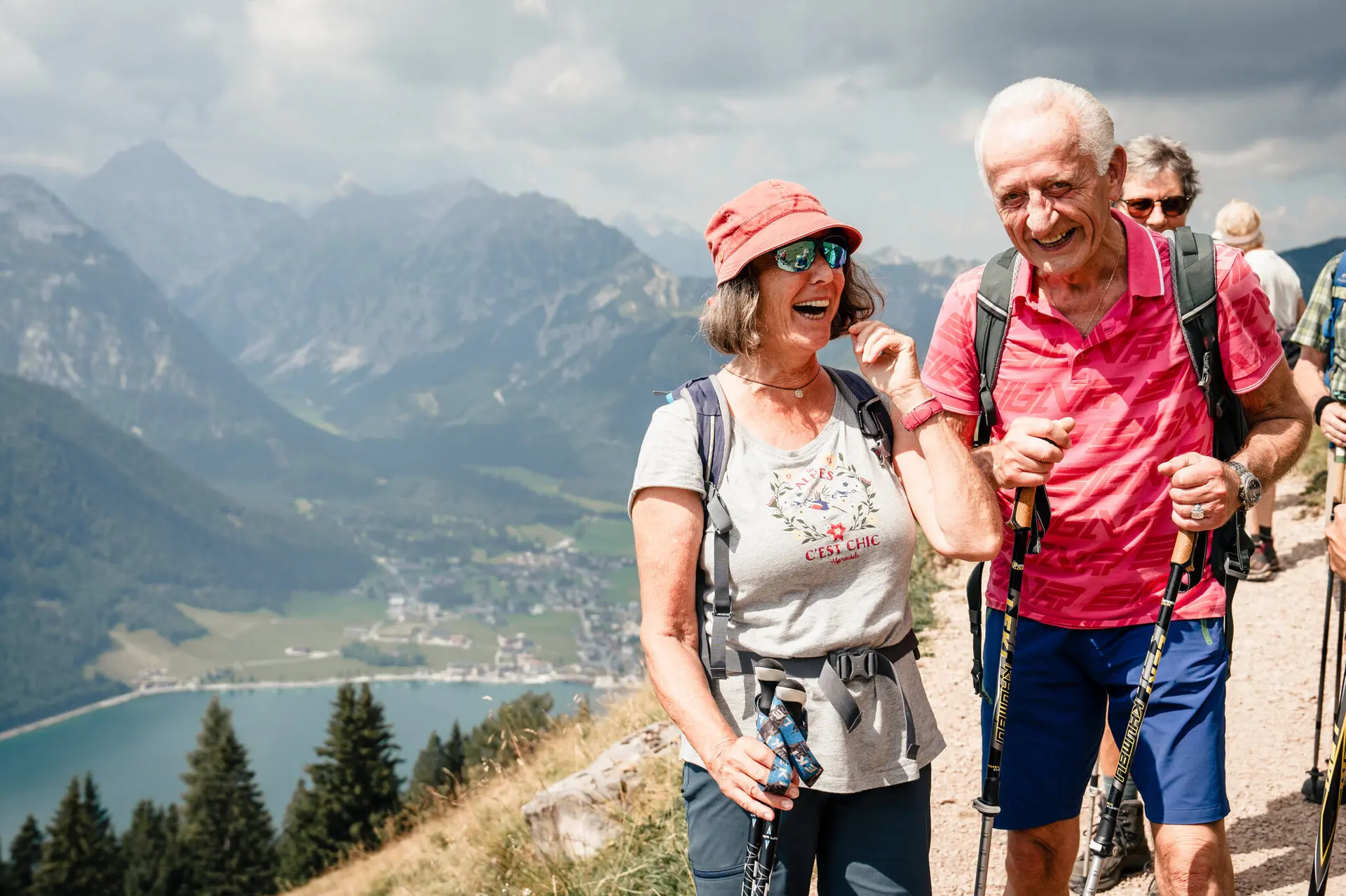 Zwei ältere Wanderer unterhalten sich miteinander | © DAV / Marisa Koch